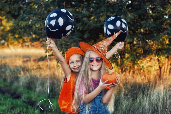 Lustige Freundinnen Halloween Mit Kürbis Und Bällen Fröhlicher Urlaub — Stockfoto