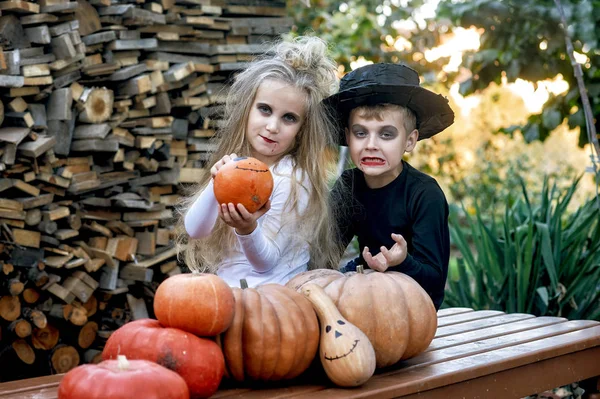 Halloween Chlapec Dívka Baví Den Halloweenské Dovolené Děti Halloweenské Kostýmy — Stock fotografie