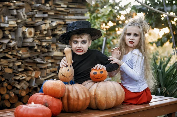 Halloween Niño Una Niña Divierten Día Fiesta Halloween Niños Disfraces — Foto de Stock