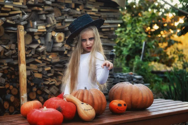 Dia Das Bruxas Menina Posando Com Abóboras Halloween — Fotografia de Stock