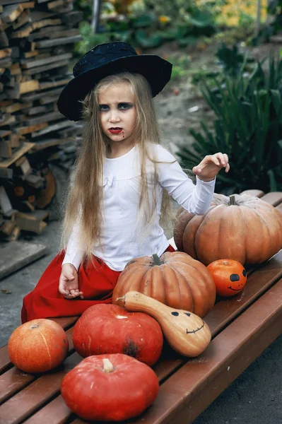 Halloween Chica Posando Con Calabazas Halloween — Foto de Stock