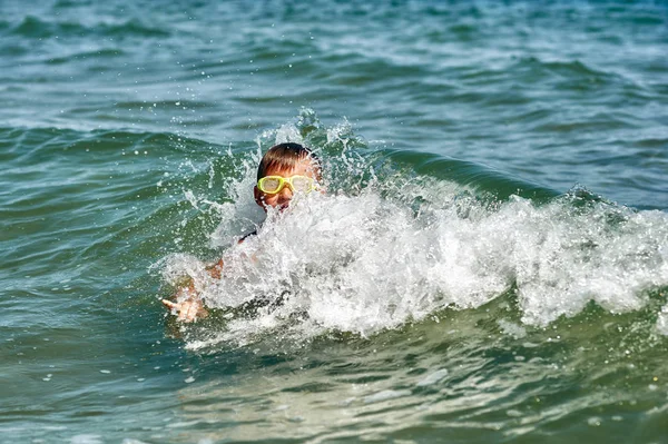 Chico Mar Tormentoso Furioso Seguridad Los Niños Vacaciones Marítimas — Foto de Stock