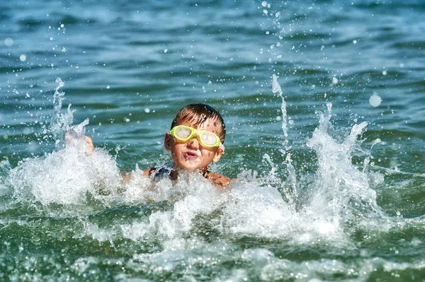 Chłopiec Burzą Szalejący Morze Bezpieczeństwo Dzieci Wakacjach Morskich — Zdjęcie stockowe