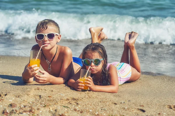 Glückliche Kinder Meer Junge Und Mädchen Badeanzügen Strand — Stockfoto