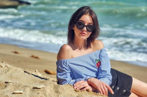 Hermosa Niña Sana Gafas Sol Moda Playa Modelo Lleva Una — Foto de Stock