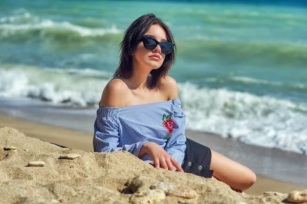 Bella Ragazza Sana Giovane Occhiali Sole Alla Moda Mare Modella — Foto Stock