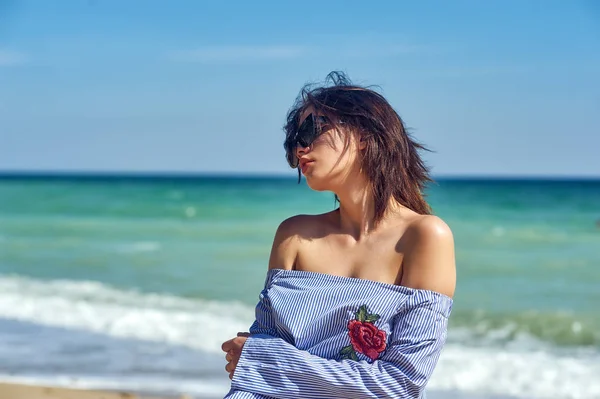 Schönes Junges Gesundes Mädchen Mit Modischer Sonnenbrille Meer Das Model — Stockfoto