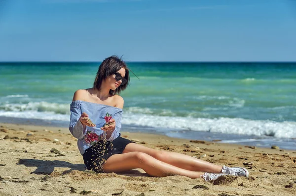 Mooie Jonge Gezonde Meid Modieuze Zonnebrillen Aan Kust Het Model Stockfoto