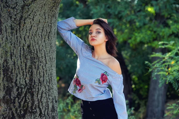 Retrato Una Joven Hermosa Parque Chica Lleva Una Blusa Rayas —  Fotos de Stock