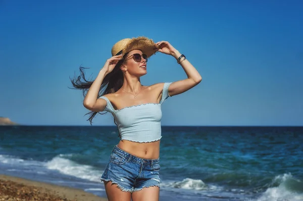 Молодая Счастливая Женщина Гуляющая Пляжу Моря Девушка Шортах Блузке Лицензионные Стоковые Фото