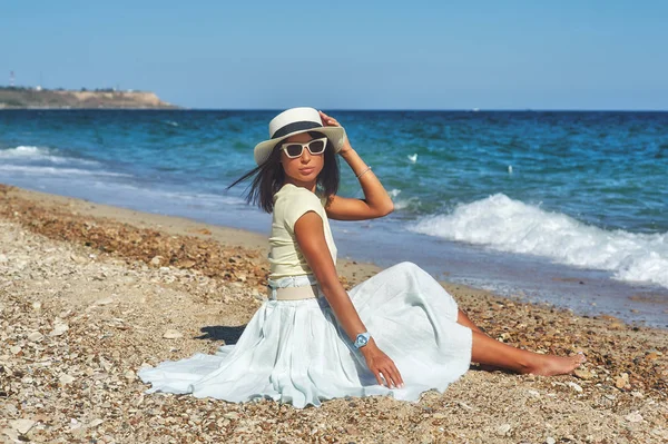 Una Joven Balneario Chica Falda Camisa Sombrero Paja Vacaciones Junto — Foto de Stock
