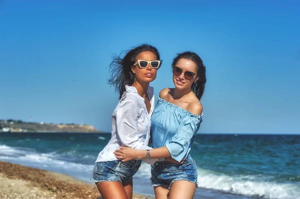 Ευτυχισμένες Νεαρές Γυναίκες Στην Παραλία Κορίτσια Σορτς Και Καλοκαιρινές Μπλούζες — Φωτογραφία Αρχείου