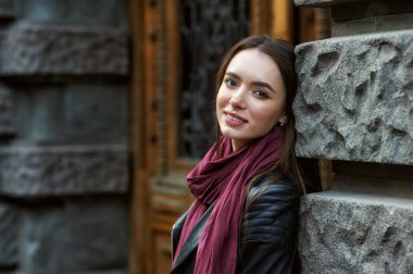 Şehirde deri ceket genç güzel kız . Şık kentsel giyim kavramı