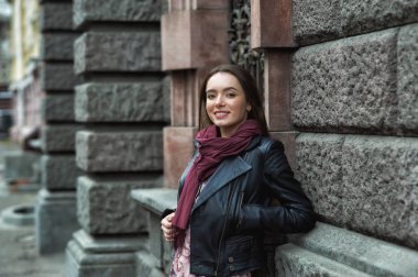 Şehirde deri ceket genç güzel kız . Şık kentsel giyim kavramı