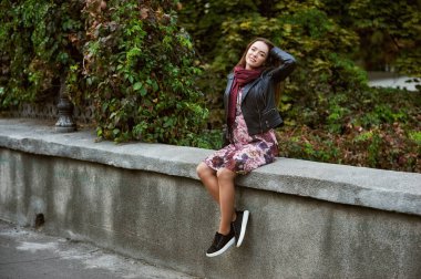 Moda deri ceket ve şehirde elbise Genç güzel kız . Şık kentsel giyim kavramı