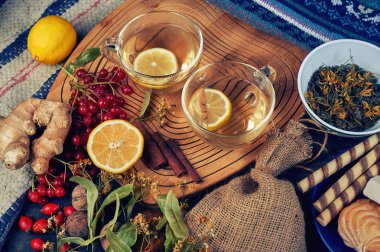 Zencefil, limon, tarçın ve limonlu iki fincan şifalı bitki çayı. Tonik ve terapi amaçlı sıcak içecekler. .