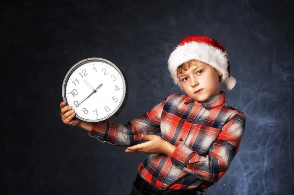 Retrato Menino Chapéu Papai Noel Com Relógio Indicando Hora — Fotografia de Stock