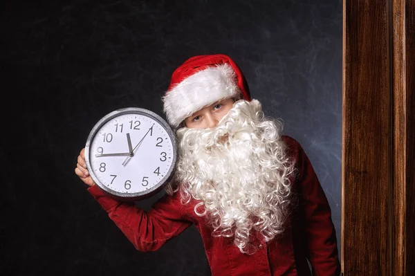 Retrato Menino Chapéu Papai Noel Com Relógio Indicando Hora — Fotografia de Stock