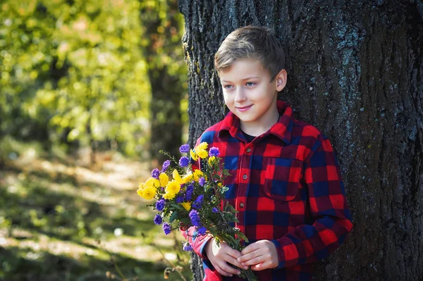 Porträt Eines Jungen Mit Blumen Park Ein Junge Hemd Auf — Stockfoto