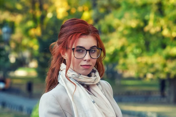 Retrato Una Joven Parque Ciudad Otoño Una Chica Con Pelo —  Fotos de Stock