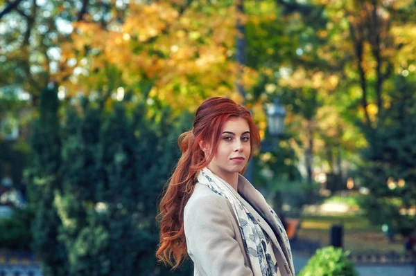 Портрет Молодой Женщины Осеннем Городском Парке Девушка Рыжими Волосами Бежевом — стоковое фото