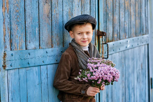Портрет Мальчика Хризантемами Мальчик Ждет Девочку Букетом Осенних Цветов — стоковое фото