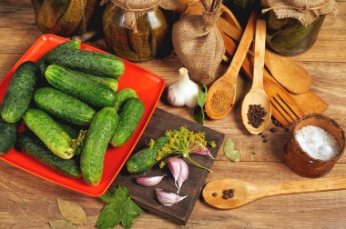 Konserveler, salatalıklar ve baharatlar konserve için masaya.