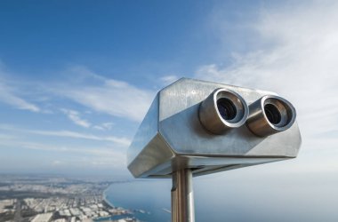 Metal gri sikke cityscape, mavi gökyüzü ve denizin su güzel yaz panoramik manzaraya izole teleskop işletilmektedir. Türkiye, Antalya şehir.