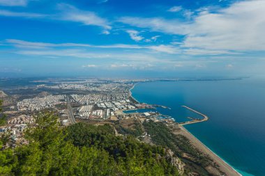 Antalya Şehir Türkiye ve şaşırtıcı mavi gökyüzü ve denizin su güzel kuş manzaraya. Yatay renkli fotoğraf.