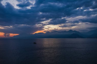 Doğal deniz arka planda küçük gemi ile seyahat turistler.