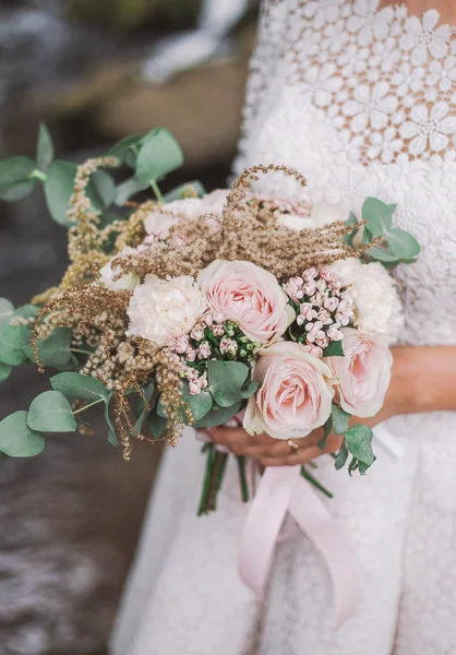 Крупним Планом Вид Зверху Ідеальний Весільний Букет Свіжих Квітів Руках — стокове фото