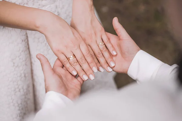 Крупним Планом Вид Красиві Весільні Руки Руках Нареченого Рожевий Оголений — стокове фото