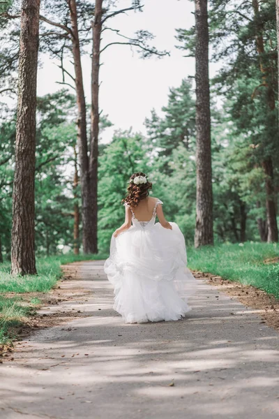 Brünette Junge Braut Mit Langen Schönen Lockigen Haaren Frau Mit — Stockfoto