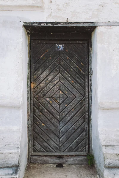 Dark Old Vintage Wooden Door Rusty Metal Handle Vertical Color — Stock Photo, Image