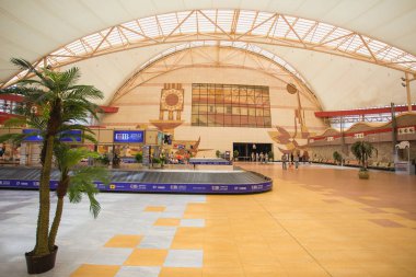 Sharm El Sheikh, Mısır - 14 Mayıs 2018: Sharm El Sheikh, Mısır'daki uluslararası terminalin iç. Onların çanta ve bavul Havaalanı Bagaj, bekleyen turist alan Bagaj atlıkarınca yakınındaki iddia.
