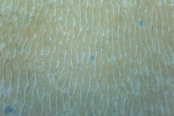 Schöne Ruhige Blaue Oberfläche Des Klaren Meerwassers Und Sandigen Boden — Stockfoto
