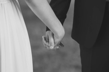 Onların düğün günü sırasında seven çift erkek ve kadın bir siyah beyaz görüntü. Yatay renkli fotoğraf.