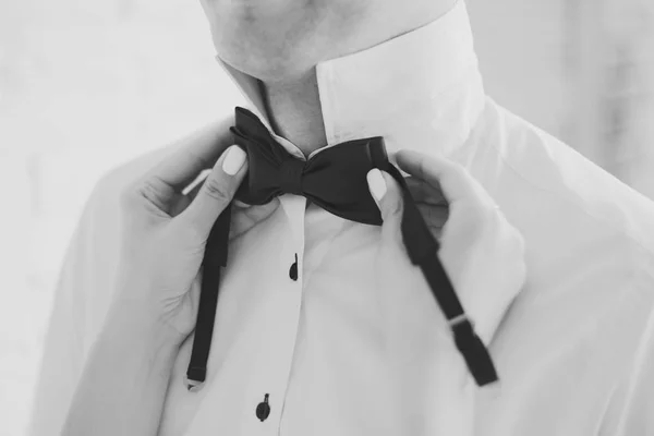 結婚式の日の間に男と女のカップルを愛しての黒と白のイメージ 水平方向のカラー写真 — ストック写真
