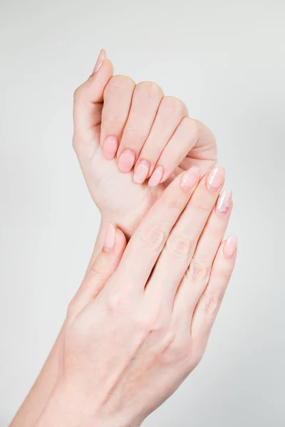 Closeup Των Δύο Γυναικεία Άσπρα Χέρια Παλιά Gel Γυαλισμένο Μανικιούρ — Φωτογραφία Αρχείου