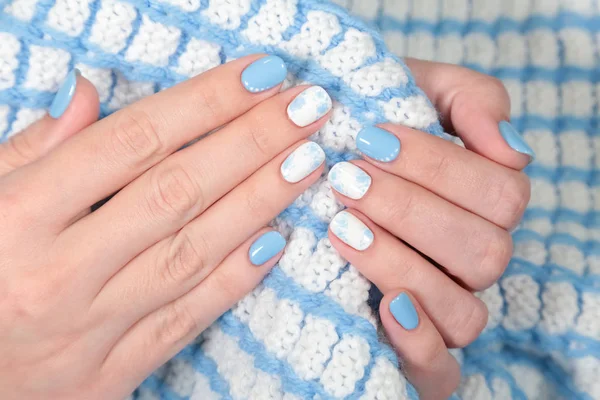 Vista Cerca Dedos Femeninos Con Uñas Pintadas Azules Blancas Aisladas — Foto de Stock