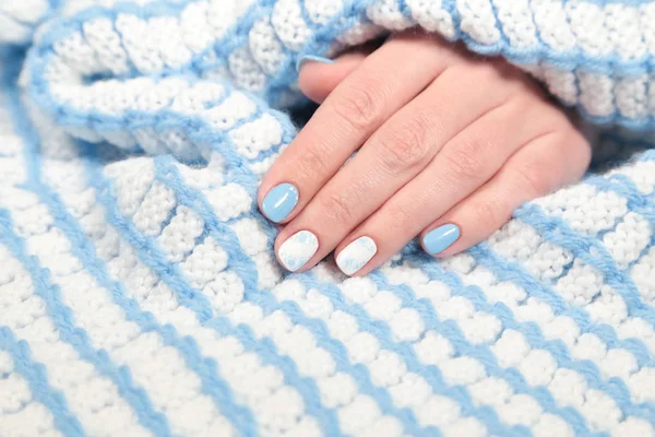 Vista Cerca Las Uñas Pintadas Azul Blanco Mujer Joven Aislado — Foto de Stock