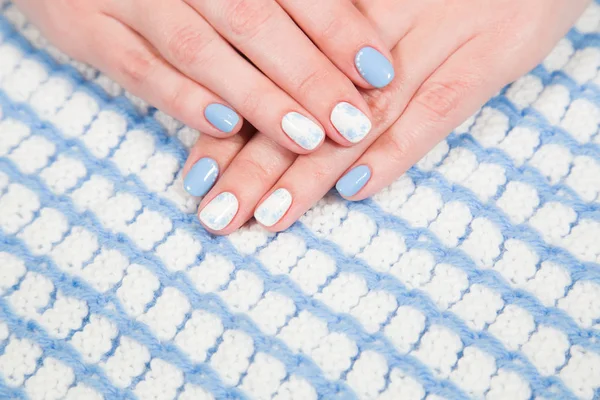 Vista Cerca Dedos Femeninos Con Uñas Pintadas Azules Blancas Aisladas — Foto de Stock