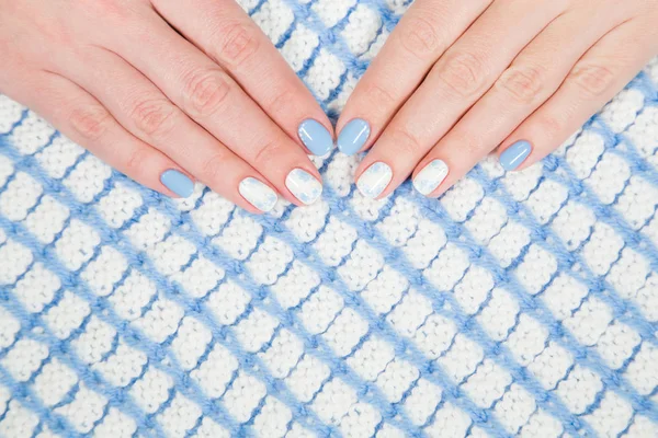 Vue Rapprochée Doigts Féminins Avec Des Ongles Peints Bleu Blanc — Photo