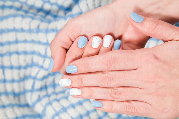 Vista Cerca Dedos Femeninos Con Uñas Pintadas Azules Blancas Aisladas — Foto de Stock