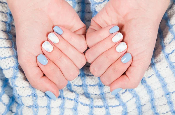 Vue Rapprochée Doigts Féminins Avec Des Ongles Peints Bleu Blanc — Photo
