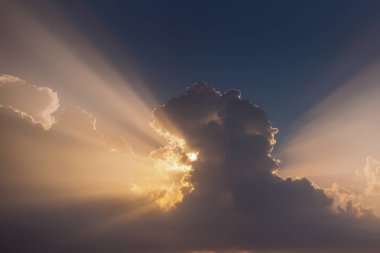 Güzel doğa arka plan. Görüntü büyük kabarık bulutlar ilk sabah güneş ışığı gizleme. Düz yapraklara bulut parlayan. Yatay renkli fotoğraf.