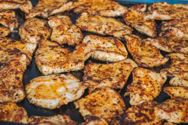 Tavuk eti ızgarada pişirme. Dumanı tüten yemekler için closeup görünümü. Yatay renkli fotoğraf