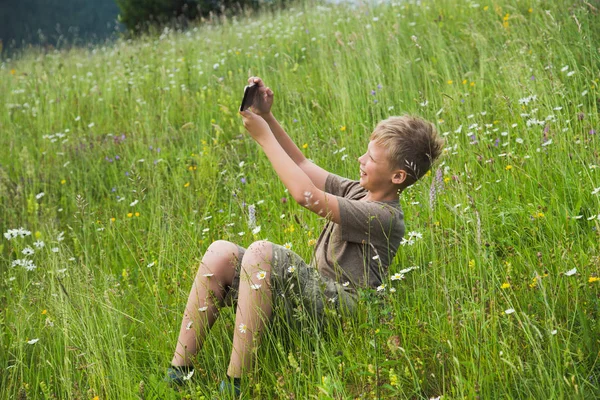 Bianco Bello Giovane Ragazzo Prendendo Selfie Seduto Bel Prato Panoramico Foto Stock