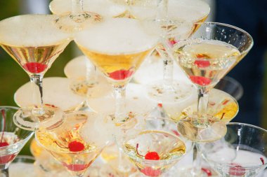 Piramit içlerinde kırmızı kiraz ile birçok boş bardak. Açık havada tatil ya da düğün kutlama parti. Ikram Servisi. Dikey renkli fotoğraf.