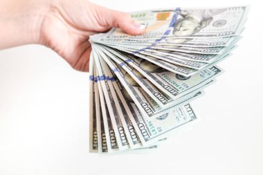 Closeup birçok 100 dolar tutan beyaz eller görünümünü kadar kağıt beyaz arka plan üzerinde izole faturaları. Yatay renkli fotoğraf.